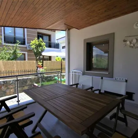 Child Friendly Villa With Pool In City Center فيلة *