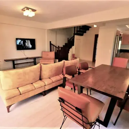 Child Friendly Villa With Pool In City Center فيلة